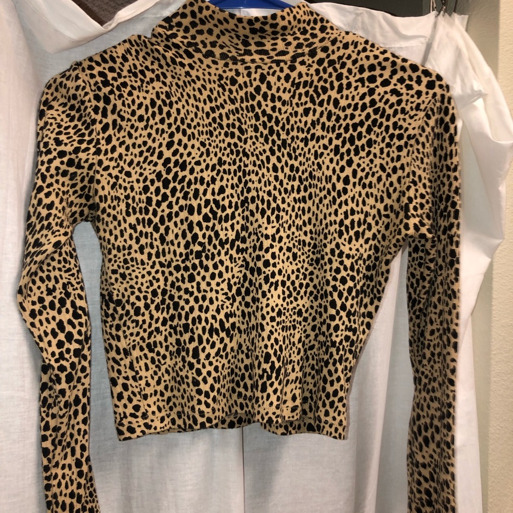 BRANDY MELVILLE CHEETAH TURTLE NECK